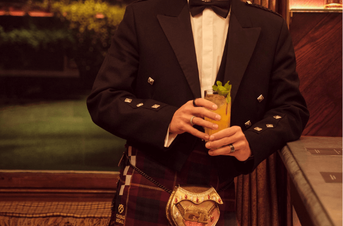 Gentelmen w kitlu z drinkiem na bazie Chivas Regal Ultis